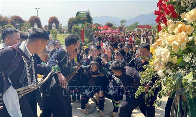Perfomance of a wedding of local people at the Fansipan Rose Festival 2024 themed “A Million Roses” in Sa Pa. VNA Photo: Quốc Khánh