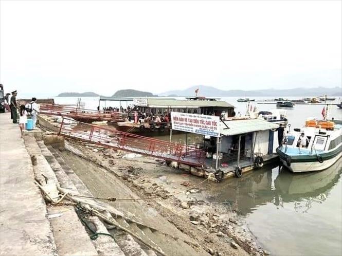 Cảng tàu Quan Lạn (huyện Vân Đồn, Quảng Ninh) thường bị triều kiệt, các tàu lớn khó cập cảng đón trả khách. Ảnh: TTXVN phát