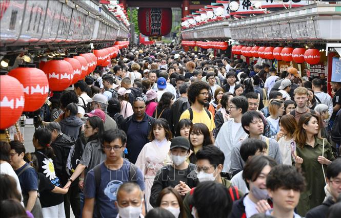 Du khách tại phố mua sắm ở khu vực Asakusa, Tokyo (Nhật Bản) ngày 27/4/2024. Ảnh: Kyodo/TTXVN