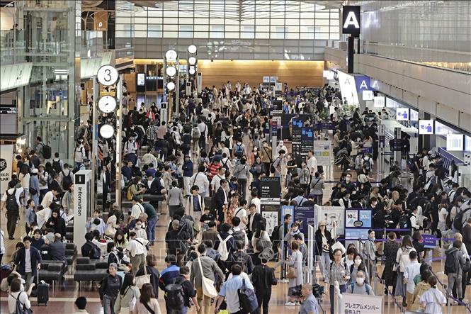 Hành khách chờ khởi hành tại sân bay Haneda ở Tokyo (Nhật Bản) ngày 27/4/2024. Ảnh: Kyodo/TTXVN