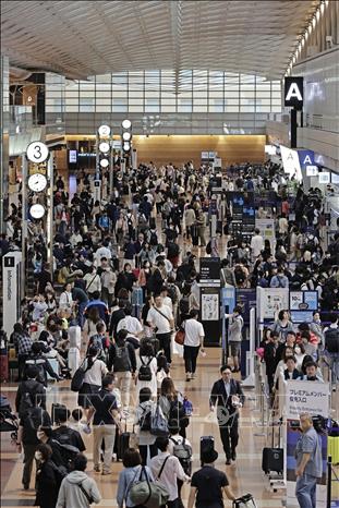 Hành khách chờ khởi hành tại sân bay Haneda ở Tokyo (Nhật Bản) ngày 27/4/2024. Ảnh: Kyodo/TTXVN
