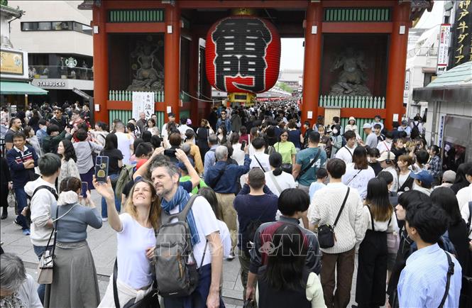 Du khách tham quan đền thờ Senso-ji ở Tokyo (Nhật Bản) ngày 27/4/2024. Ảnh: Kyodo/TTXVN