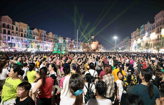 Rất đông người dân đến khu vui chơi buổi tối tại Ocean Park 3. Ảnh: Trần Việt - TTXVN 