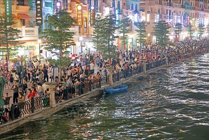 Hàng ngàn người bên dòng sông tại khu vui chơi buổi tối tại Ocean Park 3. Ảnh: Trần Việt - TTXVN 