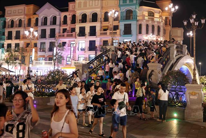 Rất đông người dân đến khu vui chơi buổi tối tại Ocean Park 3. Ảnh: Trần Việt - TTXVN 