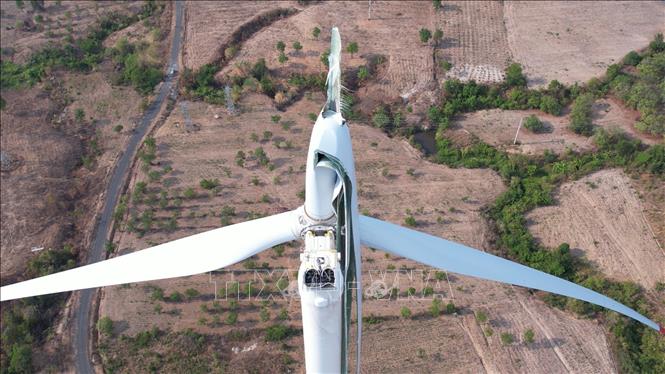Cánh quạt của trụ điện gió Nhà máy Điện gió Ià Le 1 của Công ty Cổ phần đầu tư phát triển Điện gió Cao Nguyên 1 bị gãy gập. Ảnh: Hoài Nam- TTXVN