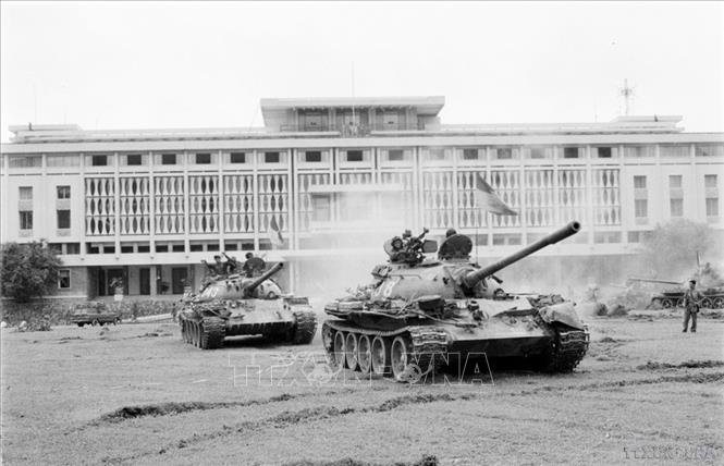 Sáng 30/4/1975, từ khắp mọi hướng, hàng trăm xe tăng, xe thiết giáp cùng bộ binh đồng loạt thẳng tiến Phủ Tổng thống Ngụy quyền Sài Gòn, giải phóng Sài Gòn. Ảnh: Mai Hưởng - TTXVN