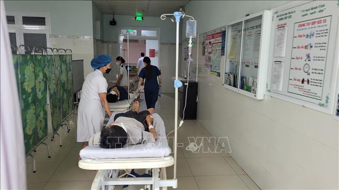 Các nạn nhân vụ tai nạn đang được điều trị tại Bệnh viện đa khoa tỉnh Gia Lai. Ảnh: TTXVN phát