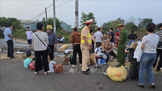 Lực lượng chức năng có mặt tại hiện trường, ghi nhận vụ việc, điều tiết giao thông. Ảnh: TTXVN phát