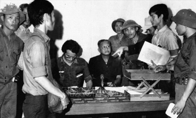 Tổng thống ngụy Dương Văn Minh cùng nội các ra trước Đài phát thanh Sài Gòn tuyên bố đầu hàng vô điều kiện, kết thúc chiến tranh Việt Nam, trưa 30/4/1975. Ảnh: Tư liệu/TTXVN phát