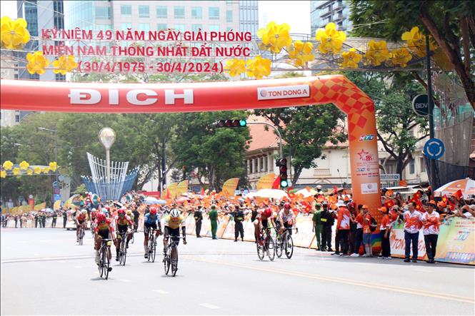 Các tay đua về đích trên đường Lê Duẩn, trước Hội trường Thống Nhất, kết thúc hành trình hơn 2.700 km với 25 chặng đua. Ảnh: Tiến Lực - TTXVN