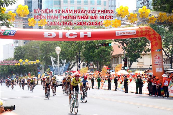 Các tay đua về đích trên đường Lê Duẩn, trước Hội trường Thống Nhất, kết thúc hành trình hơn 2.700 km với 25 chặng đua. Ảnh: Tiến Lực - TTXVN
