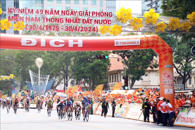 Nước rút mạnh mẽ, tay đua Martin Laas (đội 620 Châu Thới Vĩnh Long) dẫn đầu đoàn đua để về đích chặng 25. Ảnh: Tiến Lực - TTXVN