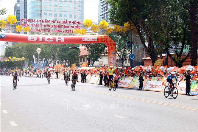 Về đích trong nhóm đầu, tay đua Petr Rikunov (áo vàng, Tập đoàn Lộc Trời An Giang) giành áo Vàng và áo Xanh chung cuộc. Ảnh: Tiến Lực - TTXVN