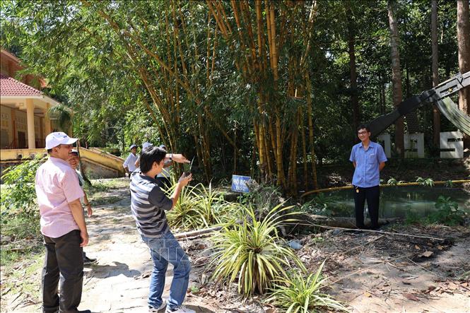 Khách du lịch tham quan, chụp ảnh lưu niệm tại Khu Di tích Căn cứ Dương Minh Châu dịp lễ 30/4. Ảnh: Minh Phú - TTXVN