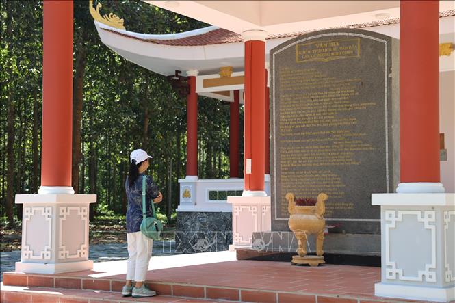 Khách du lịch tham quan văn bia Khu Di tích Căn cứ Dương Minh Châu dịp lễ 30/4. Ảnh: Minh Phú - TTXVN