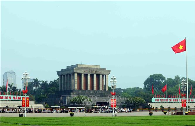 Visitors line up to visit Ho Chi Minh Mausoleum since early morning of April 30. VNA Photo: Phạm Kiên