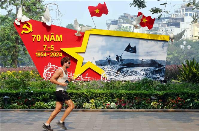 A foreign visitor goes for a run on the National Reunification Day around Hoan Kiem Lake (Sword Lake). VNA Photo: Phạm Kiên