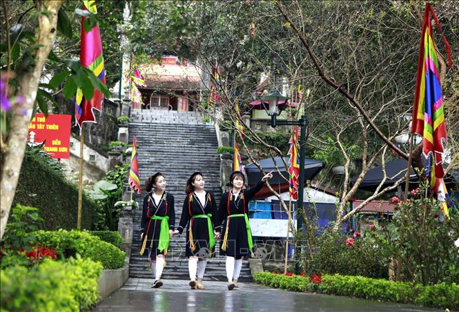Thiếu nữ dạo bước tại khu du lịch quốc gia Tây Thiên huyện Tam Đảo.Ảnh: Hoàng Hùng – TTXVN