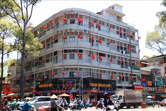  Một chung cư tại đường Hồng Bàng (Quận 5) rực rỡ màu cờ đỏ nhân kỷ niệm Ngày Giải phóng miền Nam, thống nhất đất nước. Ảnh: Thu Hương - TTXVN