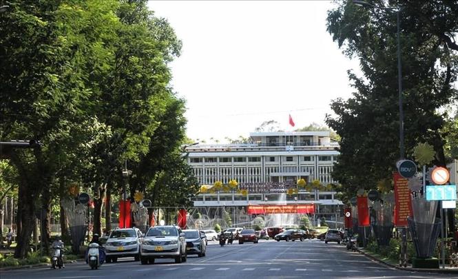 Trong ảnh: Biểu ngữ, áp phích chào mừng 49 năm Ngày Giải phóng miền Nam, thống nhất đất nước được trang hoàng trên đường Lê Duẩn, trước Dinh Độc Lập (Quận 1). Ảnh: Thu Hương - TTXVN