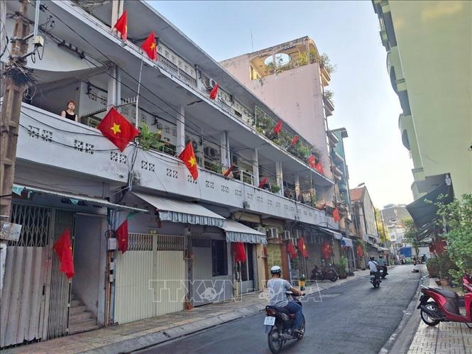 Các hộ dân cư đồng loạt treo cờ dọc khắp tuyến đường Lương Nhữ Học (Quận 5) chào mừng kỷ niệm năm Ngày Giải phóng miền Nam, thống nhất đất nước. Ảnh: Thu Hương - TTXVN