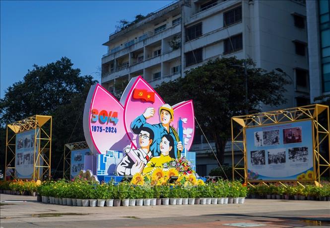 Pano cỡ lớn chào mừng kỷ niệm 49 Ngày Giải phóng miền Nam, thống nhất đất nước được dựng tại phố đi bộ Nguyễn Huệ (Quận 1). Ảnh: Thu Hương - TTXVN