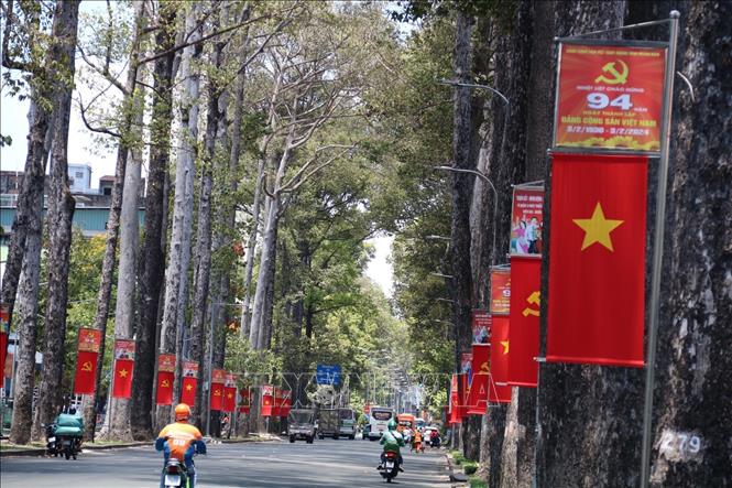 Băng rôn, khẩu hiệu được treo dọc khắp tuyến đường Trần Phú, Quận 5, Thành phố Hồ Chí Minh nhằm chào mừng kỷ niệm Ngày Giải phóng miền Nam, thống nhất đất nước. Ảnh: Thu Hương - TTXVN