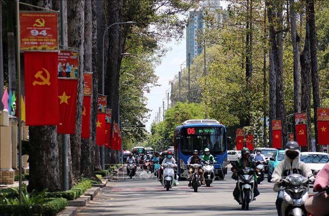 Băng rôn, khẩu hiệu kỷ niệm Ngày Giải phóng miền Nam, thống nhất đất nước được treo dọc khắp tuyến đường Trần Phú (Quận 5). Ảnh: Thu Hương - TTXVN