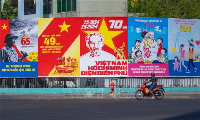  Các pano, áp phích cỡ lớn được trang hoàng phía trước Ủy ban nhân Quận 3, Thành phố Hồ Chí Minh. Ảnh: Thu Hương - TTXVN