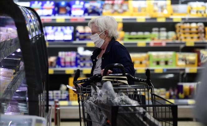 Người tiêu dùng mua sắm tại siêu thị ở Duesseldorf, Đức. Ảnh: AFP/TTXVN
