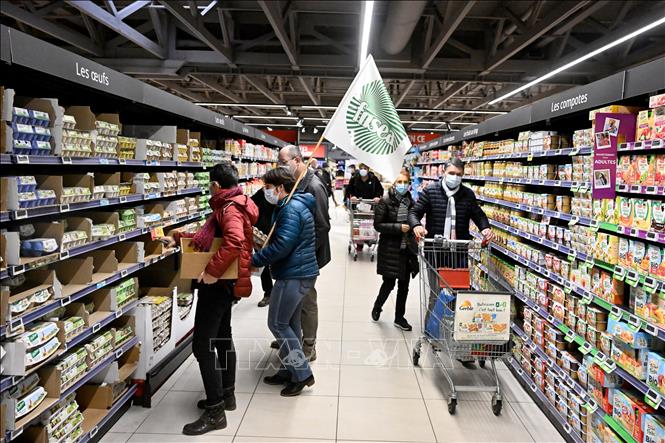 Người tiêu dùng mua sắm tại siêu thị ở Rennes, Pháp. Ảnh: AFP/TTXVN