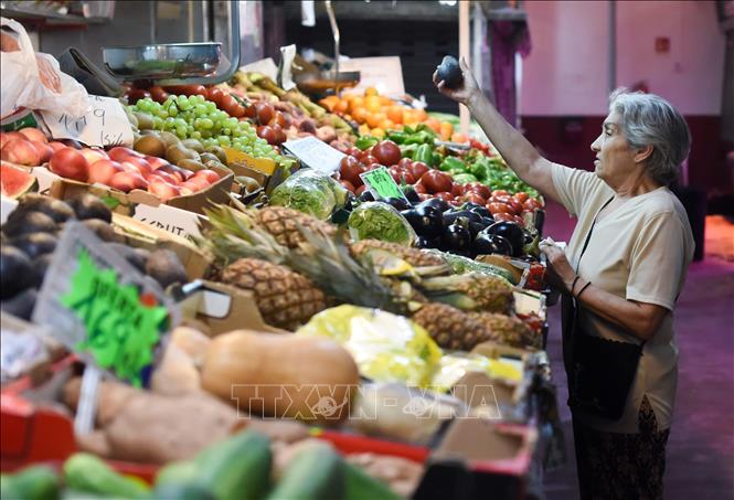 Người tiêu dùng mua sắm tại chợ ở Madrid, Tây Ban Nha. Ảnh: AFP/TTXVN