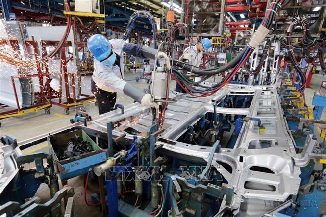 Sản xuất ô tô tại nhà máy của Công ty FORD Việt Nam (liên doanh giữa Tập đoàn Ô tô Ford của Hoa Kỳ và Công ty Diesel Sông Công). Ảnh: Trần Việt - TTXVN