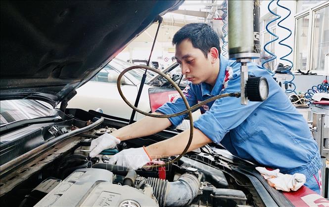 Say mê nghề cơ khí, anh Hà Công Bảo - Xí nghiệp Toyota Hoàn Kiếm không ngừng nghiên cứu, khám phá, làm chủ công nghệ và trở thành một kỹ sư giỏi. Ảnh: Minh Nghĩa - TTXVN
