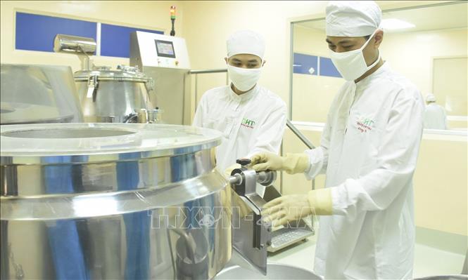 Anh Nguyễn Hoàng Long – Tổ trưởng Tổ pha chế thuốc viên Công ty cổ phần dược phẩm Hà Tây luôn nỗ lực chế tạo ra những dược phẩm chất lượng, giá thành hợp lý, giảm chi phí sản xuất cho doanh nghiệp. Ảnh: Minh Nghĩa - TTXVN