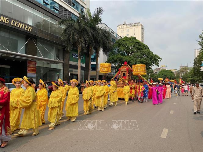 Đoàn rước Đức Ông bắt đầu khởi hành từ đền Đức Ông Trần Quốc Nghiễn vòng qua một số tuyến đường lớn của thành phố Hạ Long. Ảnh: Thanh Vân-TTXVN