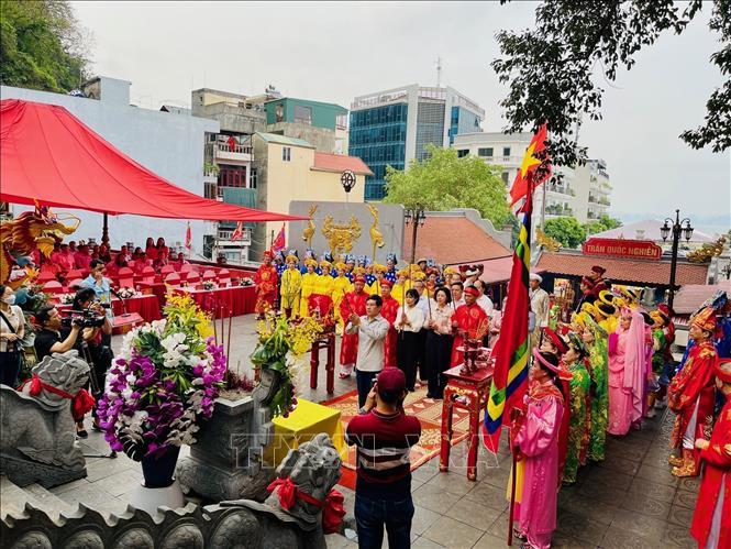 Các đại biểu dâng hương tại Lễ hội Đức Ông Trần Quốc Nghiễn. Ảnh: Thanh Vân-TTXVN