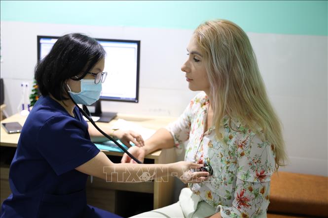 Người nước ngoài đến khám chữa bệnh tại Bệnh viện Gia đình. Ảnh: Văn Dũng- TTXVN