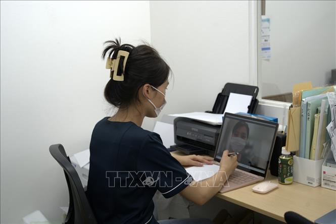 Nhân viên của Mori Pharmacy và Mori Healthcare tư vấn sức khỏe trực tuyến miễn phí. Ảnh: Nguyễn Tuyến - Pv TTXVN tại Nhật Bản