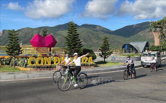 Huyện Côn Đảo tổ chức hoạt động đi xe đạp vì môi trường; Lễ viếng Nghĩa Trang Hàng Dương, Nghĩa trang Hàng Keo và Đền thờ Côn Đảo thể hiện lòng tri ân đối với các Anh hùng Liệt sĩ...Ảnh: Huỳnh Sơn - TTXVN