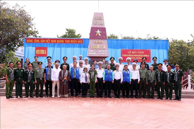Đoàn đại biểu Thành phố Hồ Chí Minh chụp ảnh lưu niệm bên cột mốc chủ quyền đảo Trường Sa lớn. Ảnh: Xuân Khu-TTXVN