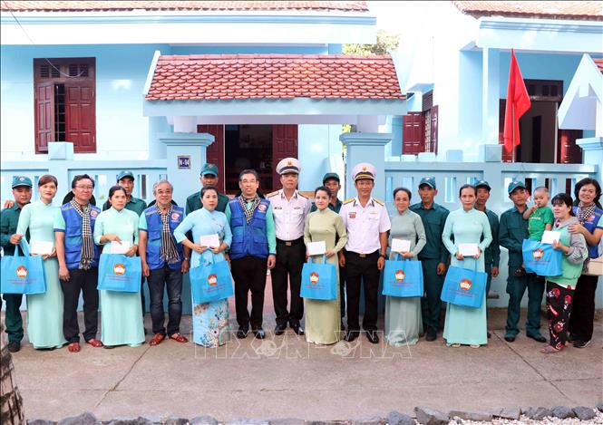 Đoàn công tác tặng quà cho các hộ gia đình trên đảo Trường Sa lớn. Ảnh: Xuân Khu-TTXVN