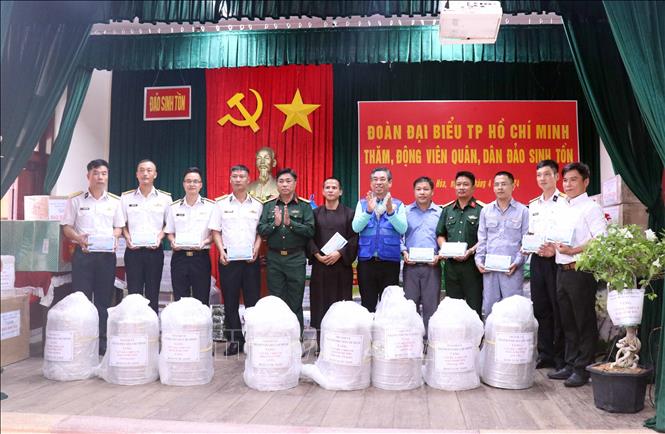 Trao tặng quà của Đảng bộ, chính quyền và nhân dân Thành phố Hồ Chí Minh cho các cán bộ, chiến sỹ và nhân dân đảo Sinh Tồn. Ảnh: Xuân Khu-TTXVN
