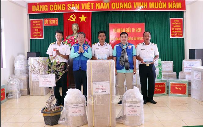 Phó Bí thư Thành ủy TP. Hồ Chí Minh Nguyễn Phước Lộc (thứ 2, từ trái sang) trao tặng quà của Đảng bộ, chính quyền và nhân dân Thành phố Hồ Chí Minh cho cán bộ, chiến sỹ trên đảo Tốc Tan C. Ảnh: Xuân Khu-TTXVN