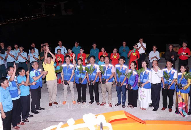 Đại diện đoàn đại biểu Thành phố Hồ Chí Minh tiếp nhận cây bàng vuông của đảo Trường Sa để ươm trồng ở đất liền. Ảnh: Xuân Khu-TTXVN