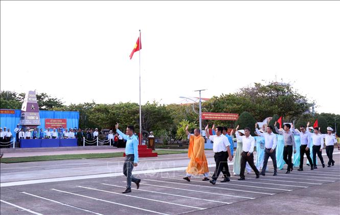  Nhân dân đảo Trường Sa lớn duyệt đội hình trong lễ mít-tinh Kỷ niệm 49 năm Ngày Giải phóng quần đảo Trường Sa (29/4/1975-29/4/2024). Ảnh: Xuân Khu-TTXVN