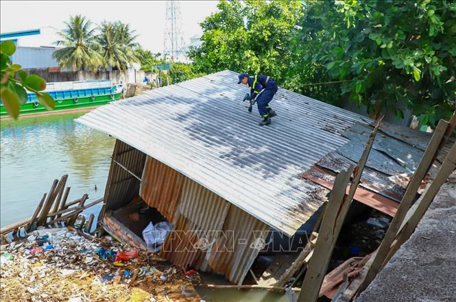 Hiện trường vụ sạt lở bờ sông Thốt Nốt đoạn qua phường Trung Kiên, quận Thốt Nốt xảy ra ngày 30/4/2024 làm 3 căn nhà bị đổ sập xuống sông. Ảnh: TTXVN phát