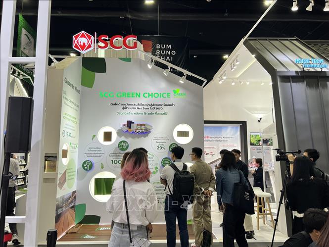 Khách tham quan một gian hàng tại Triển lãm. Ảnh: Đỗ Sinh - Pv TTXVN tại Thái Lan  