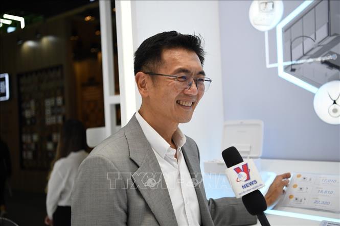 Ông Wachirachai Koonamwattana, Giám đốc Giải pháp Hệ thống Thông minh tại SCG Smart Living giới thiệu về thiết bị giúp người cao tuổi. Ảnh: Đỗ Sinh - Pv TTXVN tại Thái Lan  